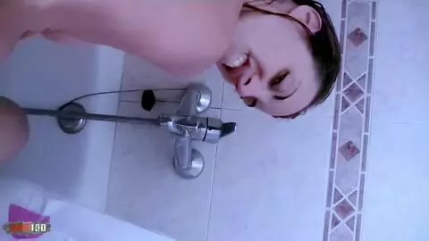 Die französische brünette Amateurin Missguapa ist unartig in der Badewanne photo 14