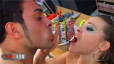 Zierliche französische Model Moana Mendez wird in einem Videoclub in den Arsch gefickt - remastered photo 08