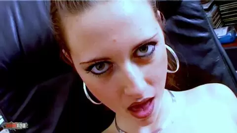 Die kleine Französin Moana Mendez, kleine Schlampe, wird auf dem Schreibtisch gefickt photo 01