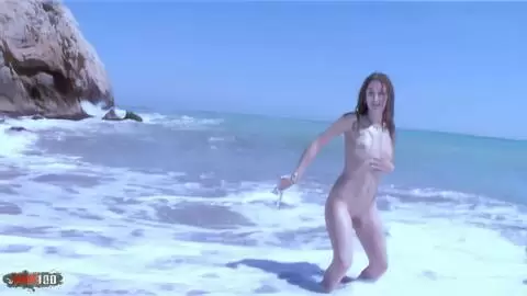 Das heiße Amateurluder Monica Ledesma macht einen sexy Strip im Meer photo 06