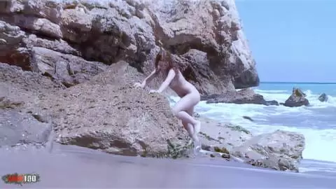 Das heiße Amateurluder Monica Ledesma macht einen sexy Strip im Meer photo 08