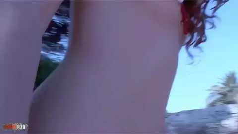 Die sexy Teenie-Amateurin Monica Ledesma zieht sich auf der sexy Farm aus photo 03