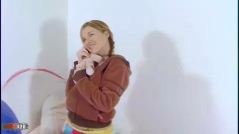 Die schöne, zierliche Blondine Monica Vera zieht sich aus und wird vor der Kamera heiß photo 03