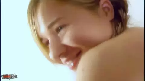 Die schöne, zierliche Blondine Monica Vera zieht sich aus und wird vor der Kamera heiß photo 09