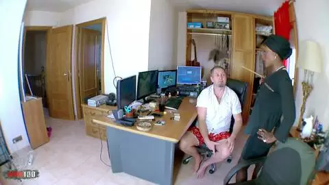 Naomi Lionness bekommt ihre Muschi und ihren Arsch ausgekugelt