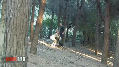 Ein Voyeur filmt einen Typen, der sich im Wald einen blasen lässt photo 15