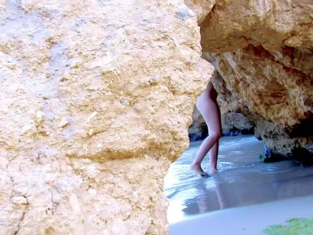 Die schöne junge Brünette Nathalie Sainlouis enthüllt sich am Meer photo 3