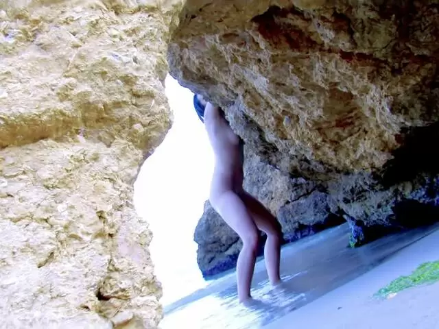 Die schöne junge Brünette Nathalie Sainlouis enthüllt sich am Meer photo 4