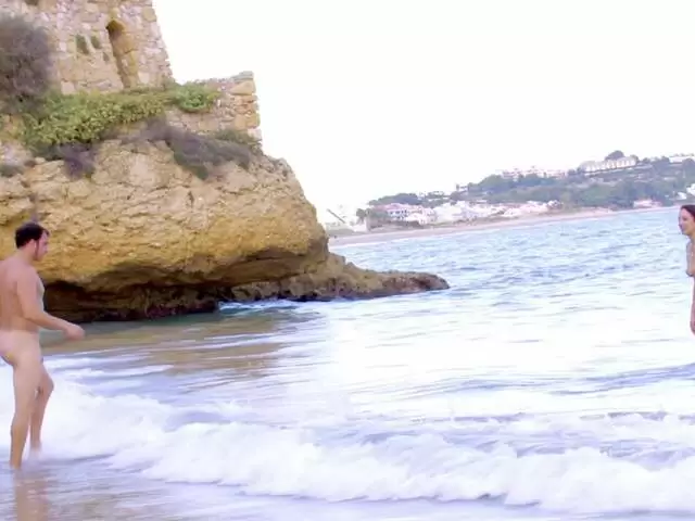 Nathalie Sainlouis gibt Jorge einen guten Blowjob am Strand photo 2