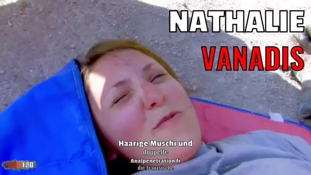 Haarige Muschi und doppelte Analpenetration für die französische Schönheit mit den großen Titten Nathalie Vanadis