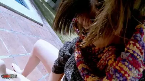 Das junge spanische Luder Nikki Litte pisst auf einen älteren Schwanz photo 08