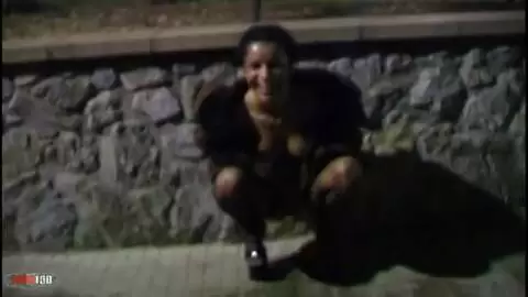 Nina Lisa pinkelt nachts auf der Straße! photo 06