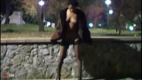 Nina Lisa pinkelt nachts auf der Straße! photo 09