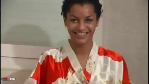 Lisa pinkelt kurz im Badezimmer photo 14