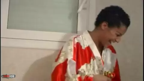 Lisa pinkelt kurz im Badezimmer photo 16