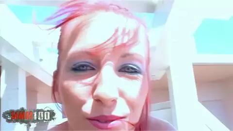 2 schöne Pornostars spielen mit einem rosa Dildo in einem Jacuzzi photo 06