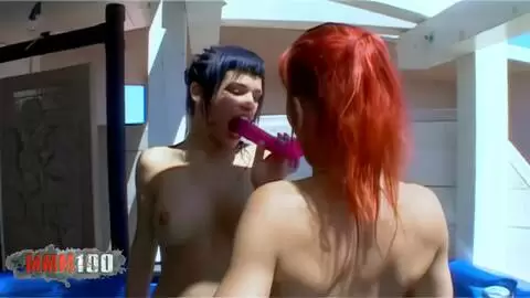 2 schöne Pornostars spielen mit einem rosa Dildo in einem Jacuzzi photo 13