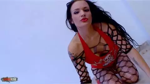 Fotosession mit dem französischen Pornostar Nina Roberts in Rot photo 02