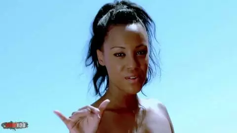 Die kleine schwarze PornostarNoe Milk posiert photo 16