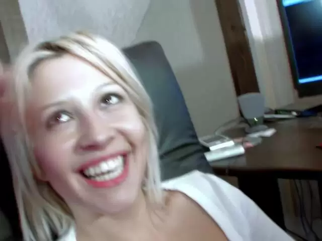 Interview und Blowjob mit der schönen und jungen Nyl Bahia und ihrer Freundin Steph Debar photo 4