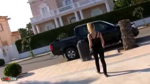 Die spektakuläre junge Blondine Nyl Bahia wird in den Ruinen anal gefickt photo 01