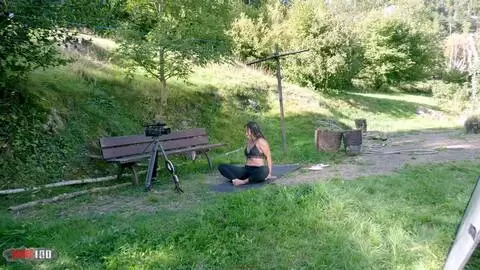 Das hei&szlig;e, schwarze kolumbianische Luder Paris macht in einem Video Yoga und am Ende ficken wir auf dem Sofa photo 01
