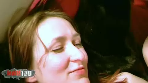 Junges englisches Amateurpaar, das es liebt, bei ihren Sexspielen gefilmt zu werden photo 12