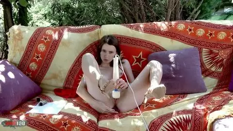 Die junge Französin Pauline Cooper spielt mit einem Vibrator mit einem in ihren Arsch gepflanzten Dildo photo 08