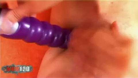 Dünnes spanisches Luder mit riesigen Titten zieht sich auf dem Bett aus photo 08