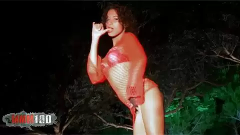 Nachtfotosession mit dem schönen französischen schwarzen Priska Farell photo 01