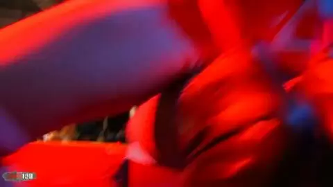 2 Stripers haben Sex mit einem Strapon in der Öffentlichkeit photo 09