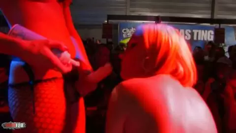 2 Stripers haben Sex mit einem Strapon in der Öffentlichkeit photo 10