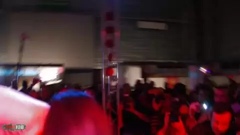 2 Stripers haben Sex mit einem Strapon in der Öffentlichkeit photo 13