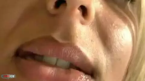 Die schöne Blondine mit den großen natürlichen Titten Raquel zieht sich um photo 01