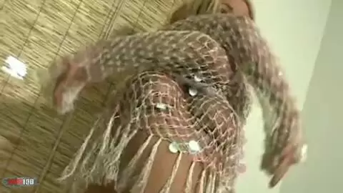 Die schöne Blondine mit den großen natürlichen Titten Raquel zieht sich um photo 08