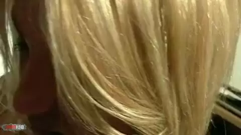 Die schöne Blondine mit den großen natürlichen Titten Raquel zieht sich um photo 10