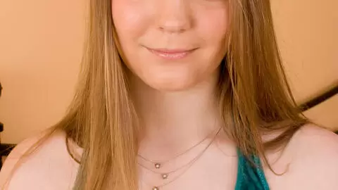 Kleine Schlampe mit großen Naturtitten zeigt uns ihren kleinen weißen Tanga photo 1