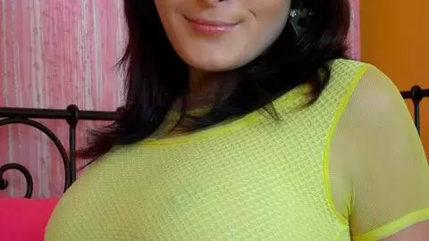 Fotos einer jungen Brünetten in schwarzen Jeans, weißem Höschen und gelbem Top photo 2