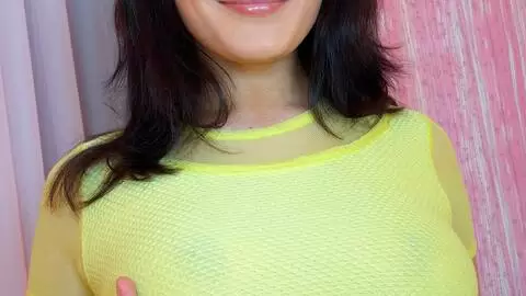 Fotos einer jungen Brünetten in schwarzen Jeans, weißem Höschen und gelbem Top photo 4