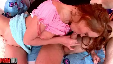 Junges russisches Baby, das einen großen Schwanz lutscht photo 06