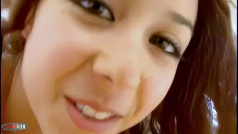 Fotoserie auf dem Sofa mit der entzückenden kleinen Araberin Safia photo 15