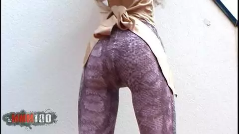 Die schöne dünne arabische Teen Safia in Leggings auf der Terrasse photo 05