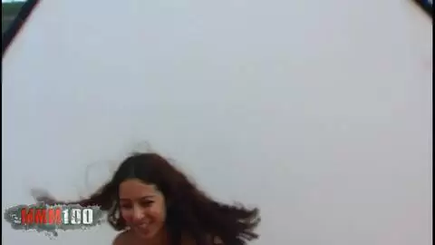 Die schöne dünne arabische Teen Safia in Leggings auf der Terrasse photo 12