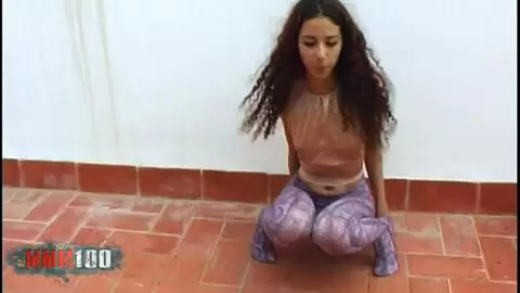Die schöne dünne arabische Teen Safia in Leggings auf der Terrasse photo 14