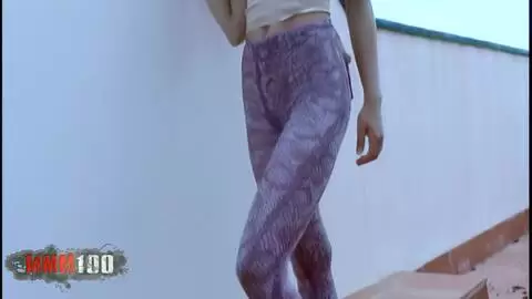 Heiße junge arabische BrünettenTeenie Safia zieht sich aus und zeigt alles photo 01