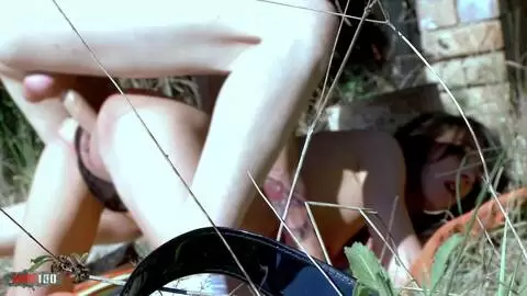 Kevin White fickt den Arsch und die Fotze der schönen Bürette Samia Christal im Freien photo 05