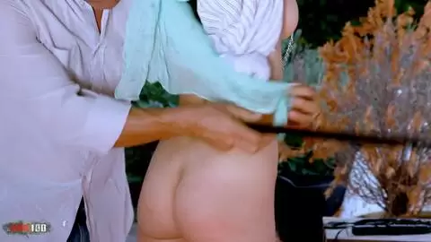 Sara Ray wird auf der Terrasse gefesselt und von ihrem Partner verwöhnt photo 3