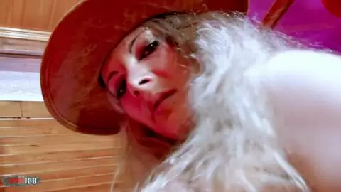 Die französische Blondine Shana Spirit in engen Jeans tanzt und strippt photo 06