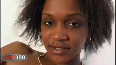 Atemberaubender zierlicher schwarzer Shania-Streifen auf dem Sofa photo 16