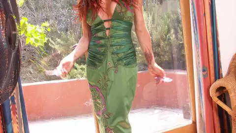 Die großbusige rothaarige Mutter Shannon Kelly macht einen Striptease photo 11